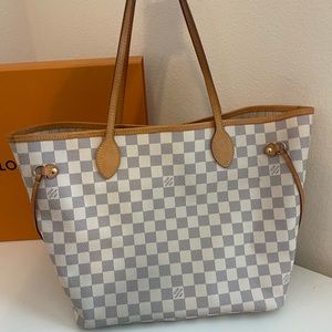 AUTHENTIC LC MM WHITE TOTE COMES WITH POUCH & BOX